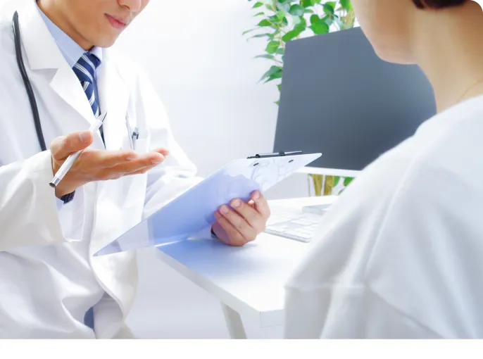 カルテを確認する医師の様子